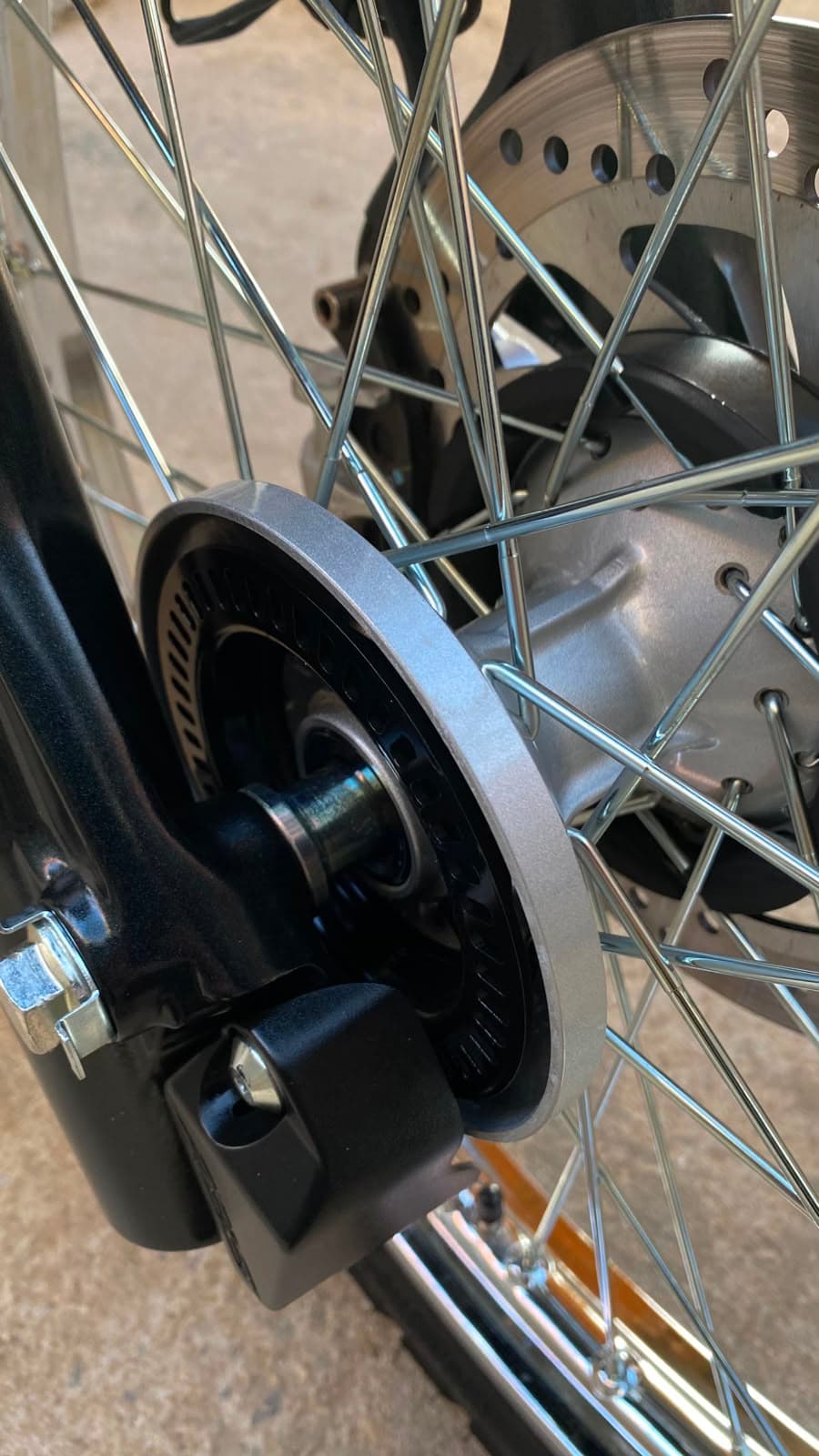 Cubo, raios e disco de freio de moto após tratamento técnico da Space Car