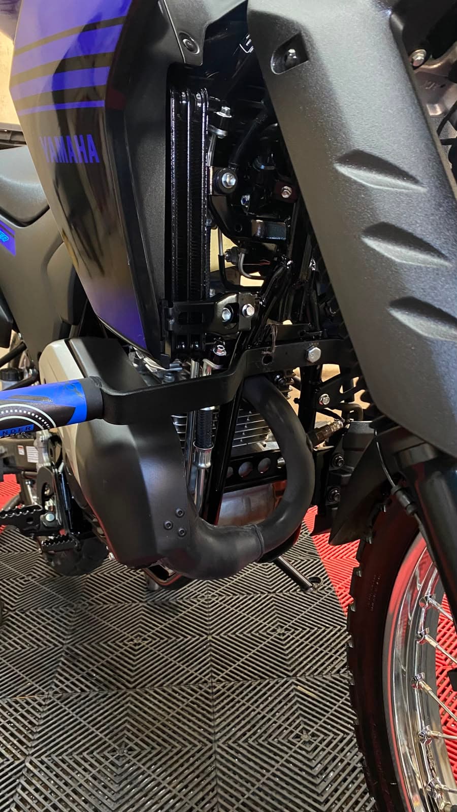 Motor e quadro de moto limpos após serviço da Space Car