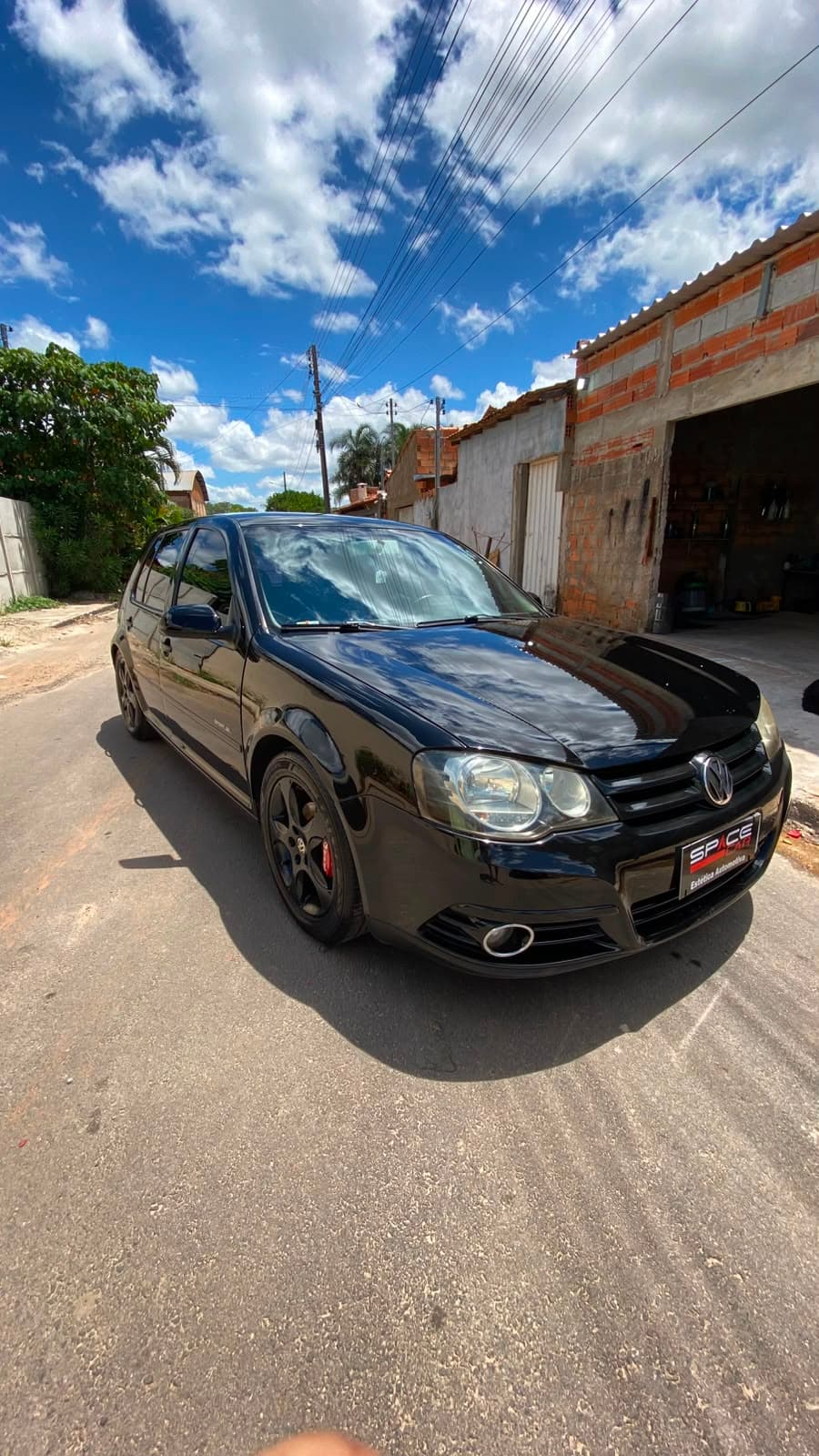 Carro preto com pintura espelhada após tratamento da Space Car