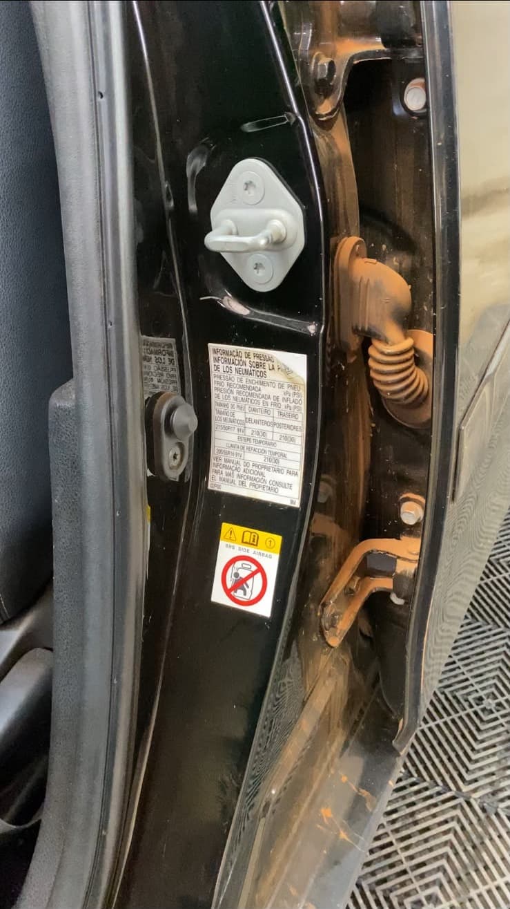Coluna e dobradiça da porta antes do serviço da Space Car