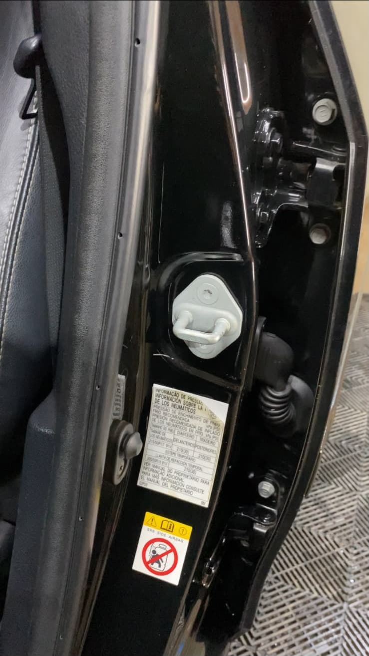 Coluna e dobradiça da porta depois do serviço da Space Car